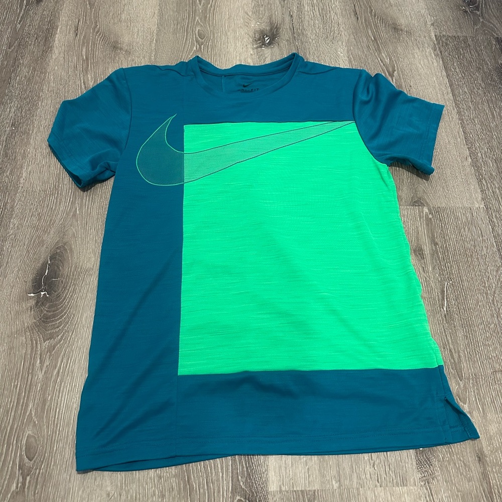 Men’s size small Nike dry fit shirt